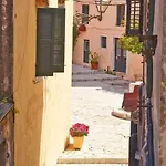 Venetian Well Gallery In Corfu Old Town *